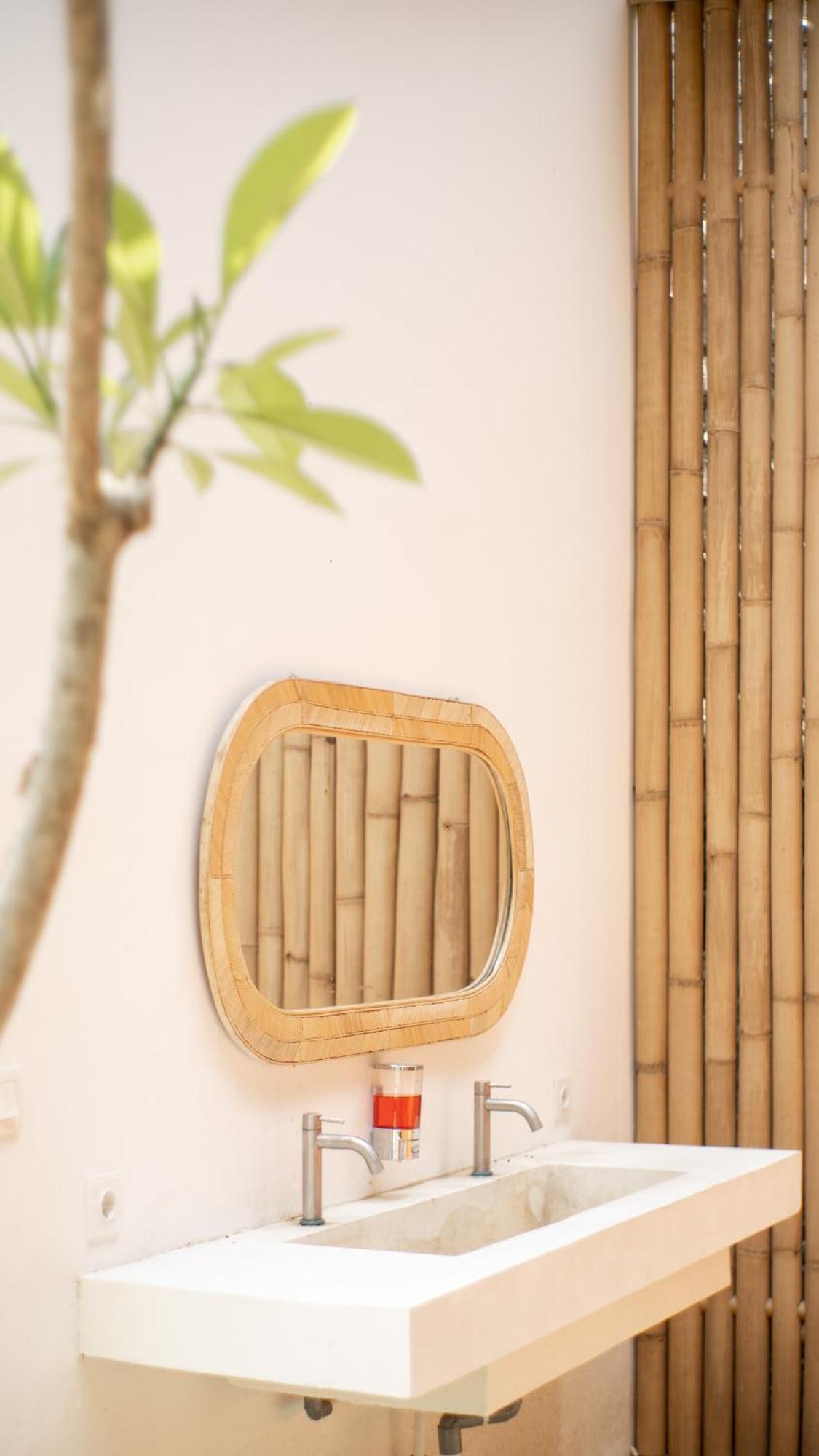 Lost Inn Kuta Capsule Hostel エクステリア 写真